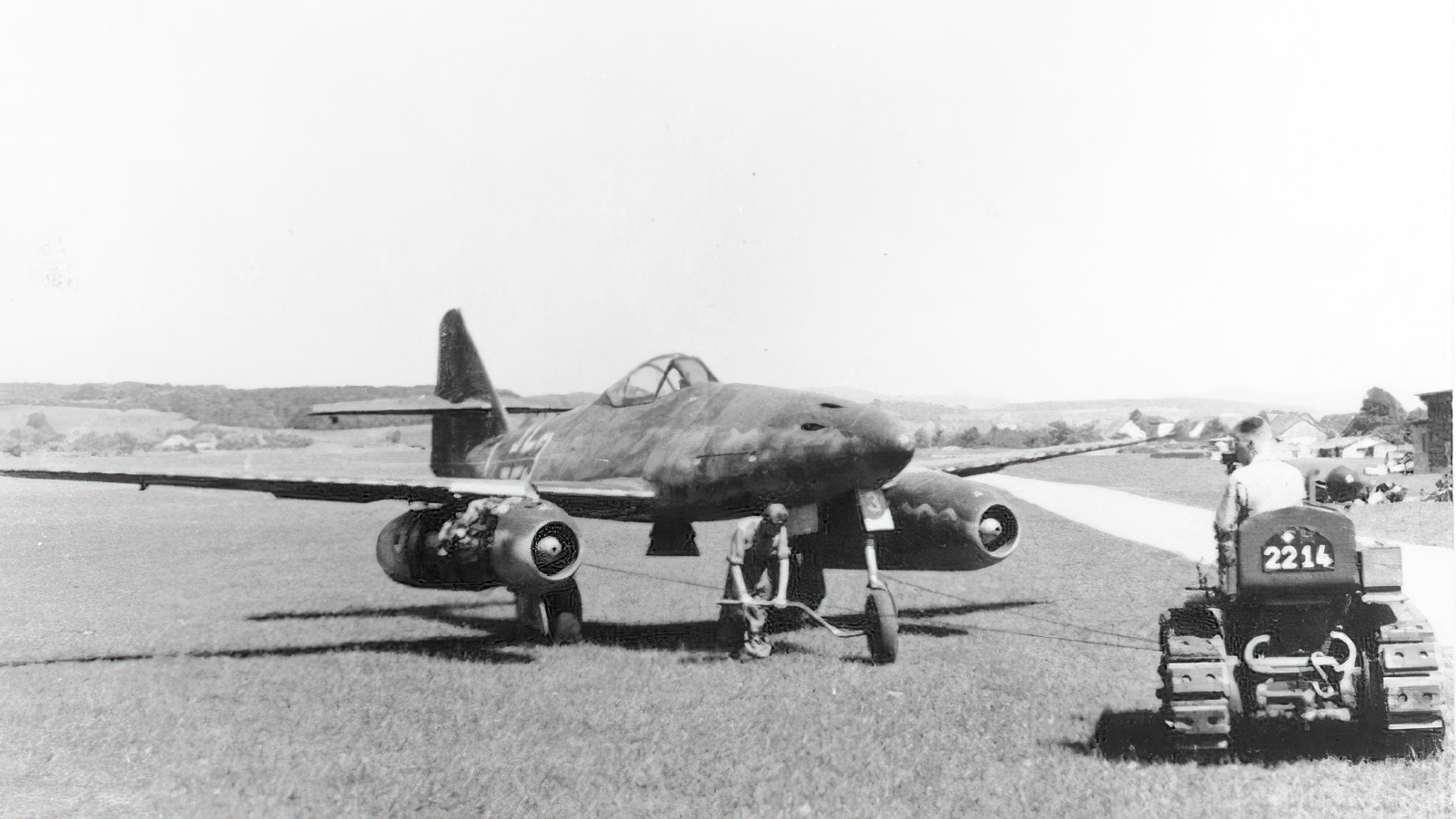 Me 262A at airfield Bundesarchiv, Bild 141-2497 / CC-BY-SA 3.0