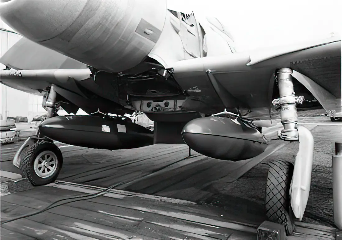 Boeing XF8B-1 illustrating external tank arrangement
