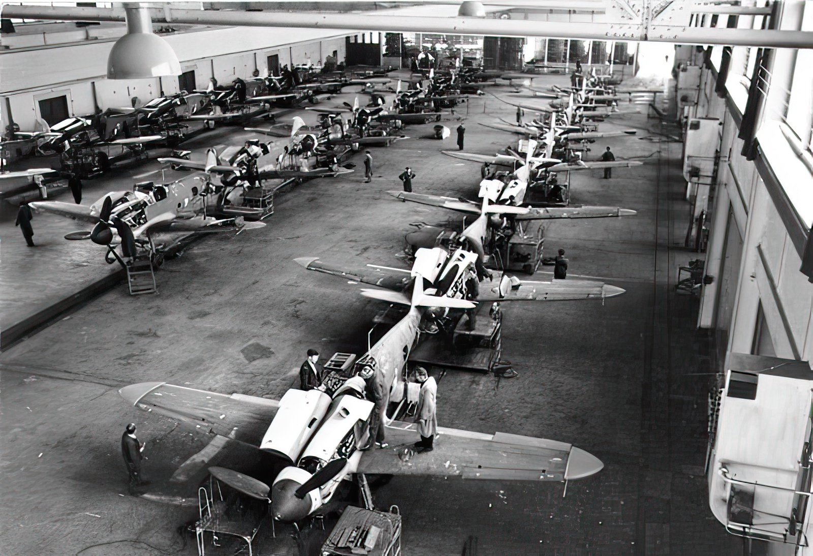 Assembly of Bf 109G-6s in a German aircraft 