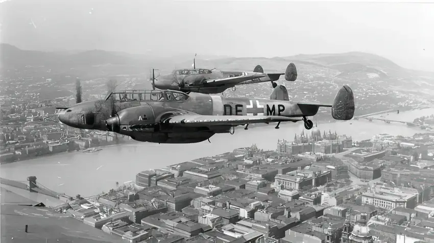 Bf 110 im Flug über Budapest, 1944