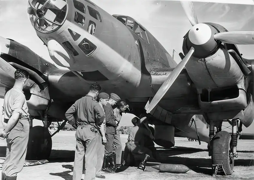 Spanien.- Beladen einer Heinkel He 111 E mit Bomben