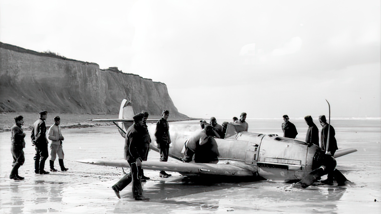 Marseille claimed his 7th aerial victory on 28 September 1940 but had to crash land near Théville due to engine failure. Bf 109 E-7; Werknummer 4091