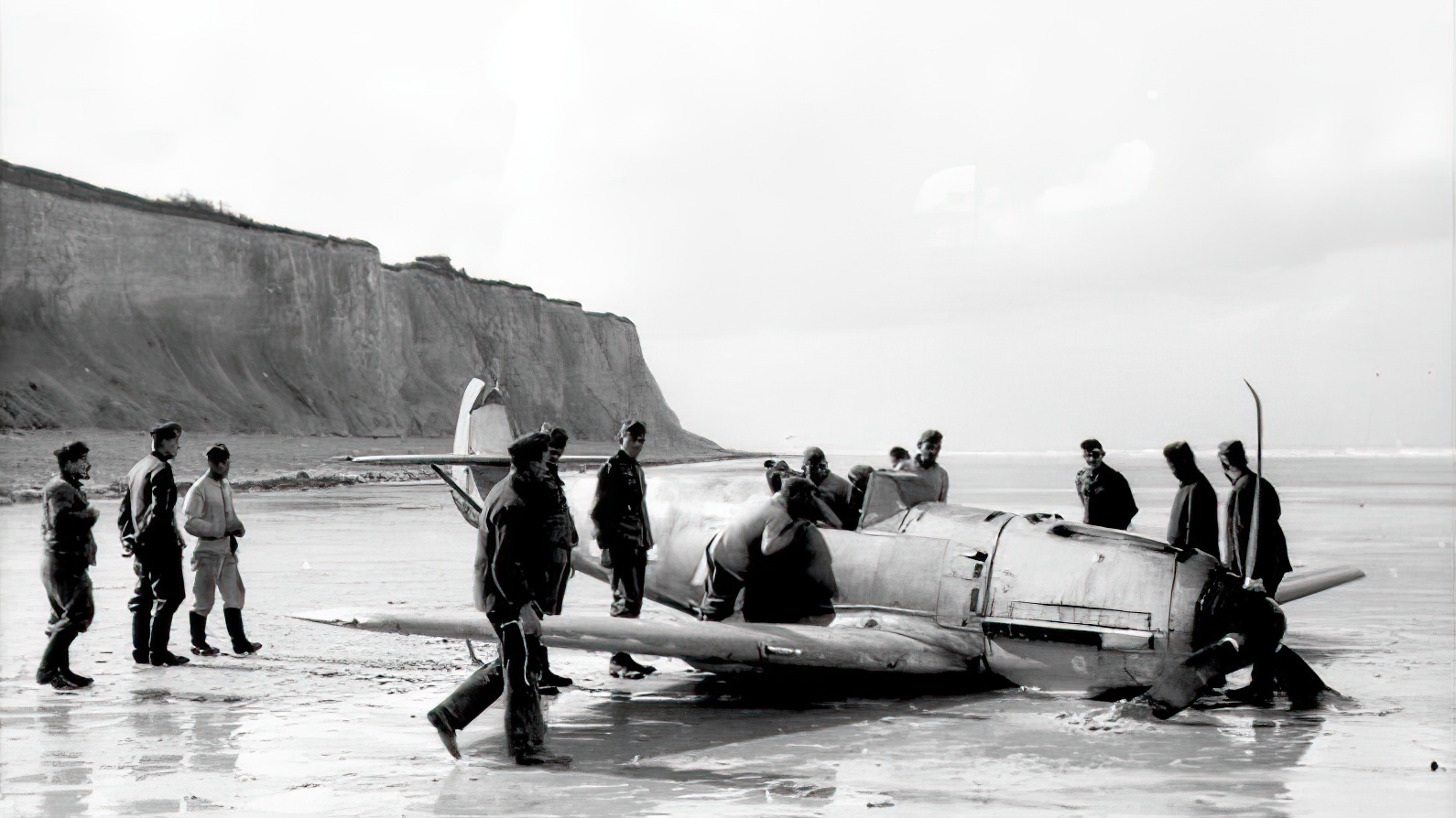 Marseille claimed his 7th aerial victory on 28 September 1940 but had to crash land near Théville due to engine failure. Bf 109 E-7; Werknummer 4091 