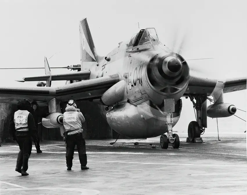 Fairey Gannet AEW-3 (041) A bordo do HMS Ark Royal durante o exercício Northern Wedding 78, Fase II, no Atlântico Norte, 1 de setembro de 1978