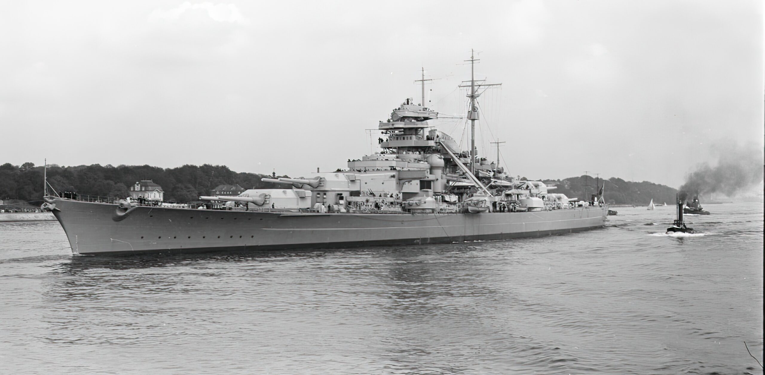 Battleship Bismarck off Blankenese, with the tugs Seefalke and Seebär at the stern
