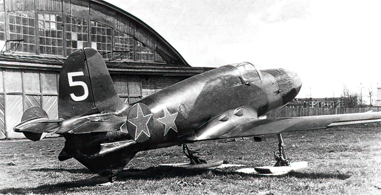 Первый в мире реактивный. Би-1 самолет Бахчиванджи. Первый Советский реактивный самолёт би-1.. Советский реактивный самолет би-1. Би 2 самолет.
