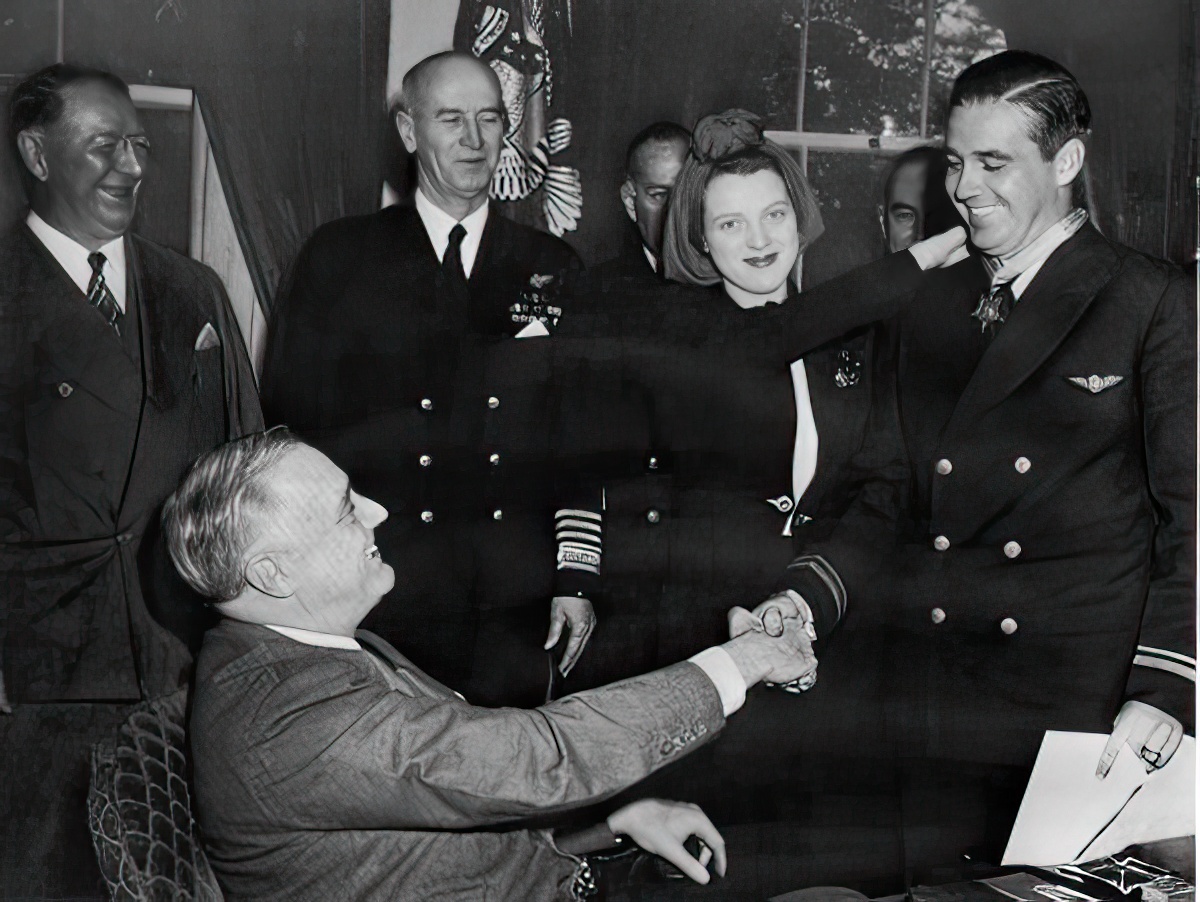 Medal of Honor presentation on April 21, 1942: President Roosevelt, Frank Knox, Secretary of the Navy (behind FDR), Admiral Ernest King, Edward O'Hare and his wife Rita
