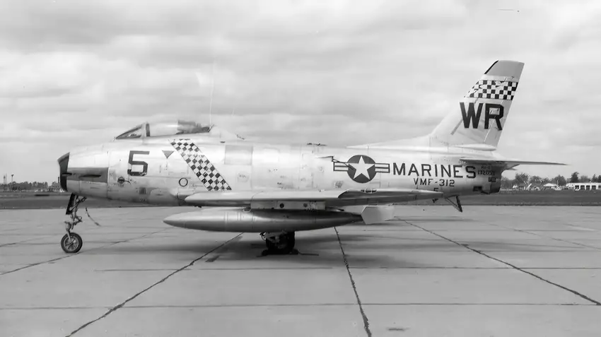 Um FJ-2 Fury do Corpo de Fuzileiros Navais dos EUA (BuNo 132057) do Esquadrão de Caça de Fuzileiros Navais VMF-312 Checkerboards